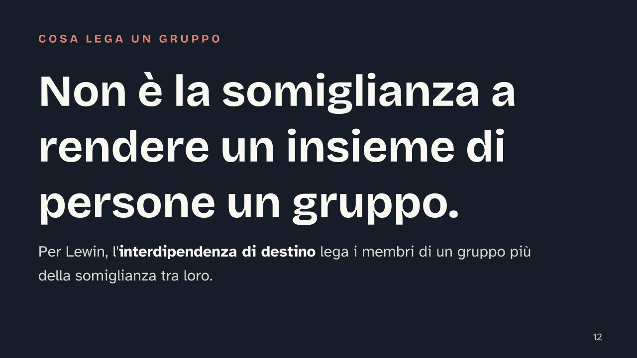 Slide 12 della presentazione su Kurt Lewin, la teoria del campo e la dinamica di gruppo: Non è la somiglianza a rendere un insieme di persone un gruppo.